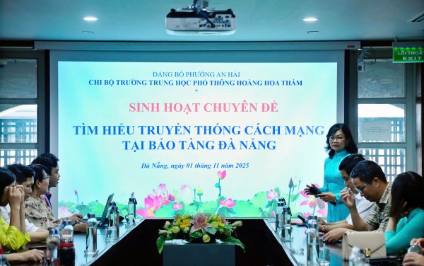 Chi bộ Trường THPT Hoàng Hoa Thám tổ chức sinh hoạt Chuyên đề và Lễ Kết nạp đảng viên mới tại Bảo tàng Đà Nẵng